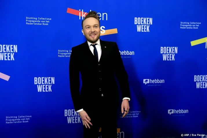 Arjen Lubach houdt belofte en deelt bier uit aan Duitse studenten