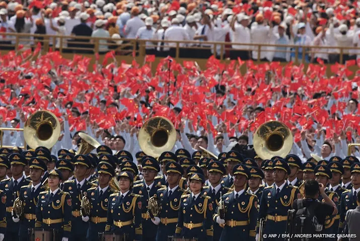 Militaire parade Beijing: vredesduiven en ultramoderne wapens