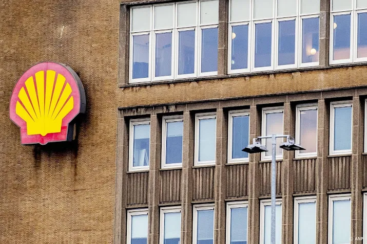 Damrak herstelt, Shell hoger na stop bouw biobrandstoffenfabriek
