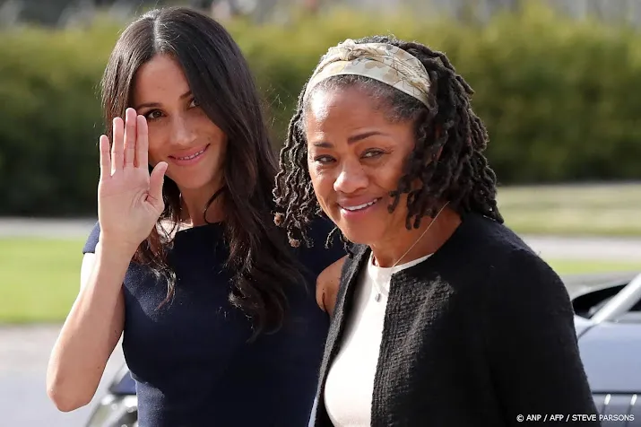 Meghan zet jarige moeder in het zonnetje