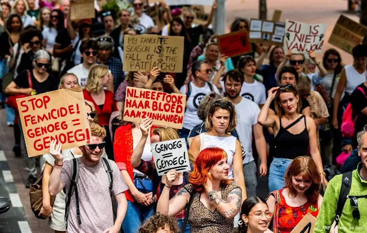 Dolle Mina's kalken leuzen om veiligheid van vrouwen op straat