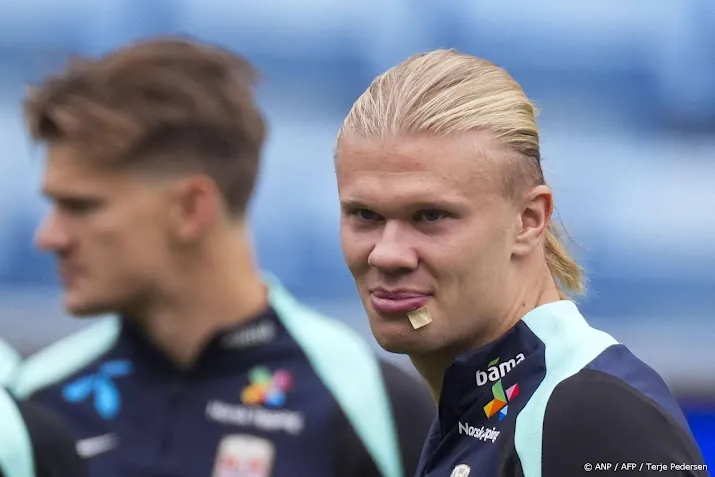 Haaland kan na botsing met busdeur spelen tegen Moldavië.