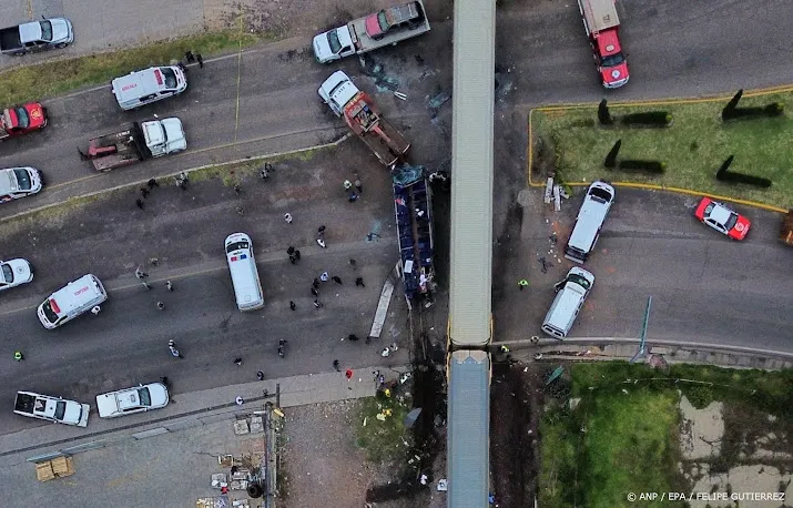 Doden en tientallen gewonden door botsing trein en bus in Mexico
