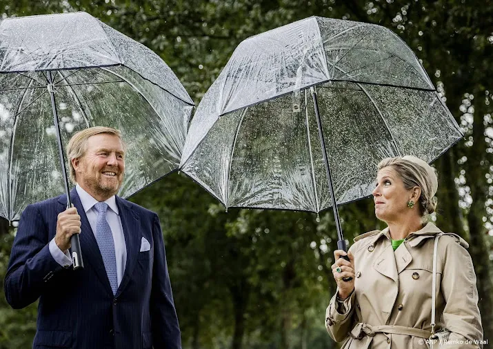 Lelystad wacht ook in de regen op koningspaar
