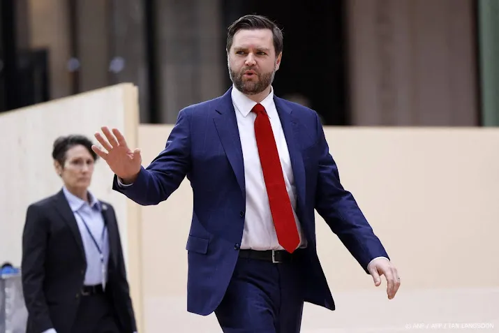Vance presenteert Charlie Kirk Show en eert zijn 'goede vriend'