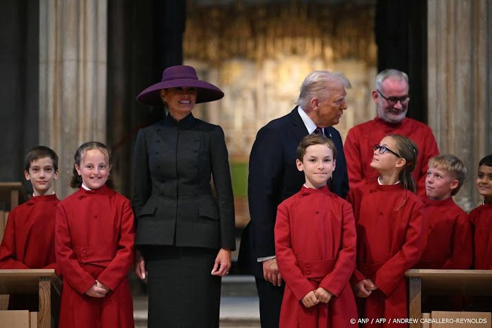 Trump en Melania leggen krans op graf Elizabeth 