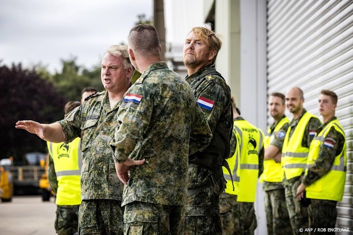 Koning vliegt over Kasteel Drakensteyn met luchtlandingsoefening