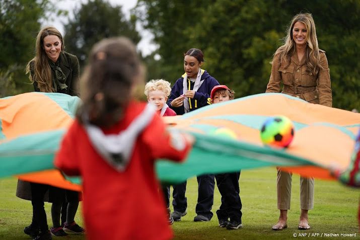 Catherine en Melania Trump knutselen met kinderen van de scouting