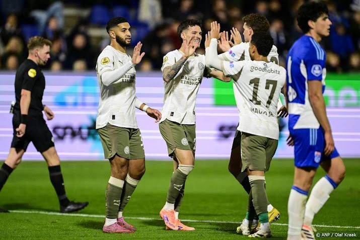 PSV boekt bij PEC Zwolle vierde uitzege op rij