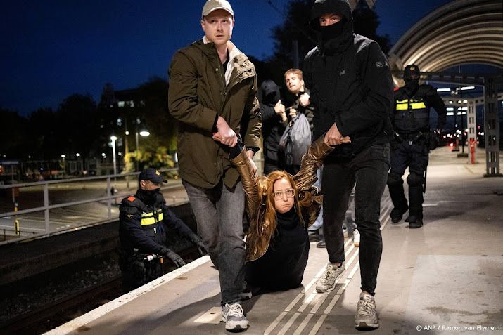 Alle activisten bij Amsterdam Centraal van spoor gehaald