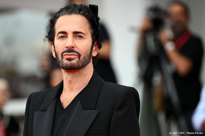 Marc Jacobs zegt verslaafd te zijn aan sociale media 