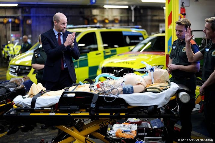 Prins William bezoekt hoofdkwartier van London Ambulance Service