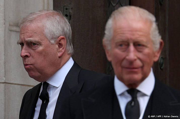 Media: Charles overweegt titel Andrew af te nemen