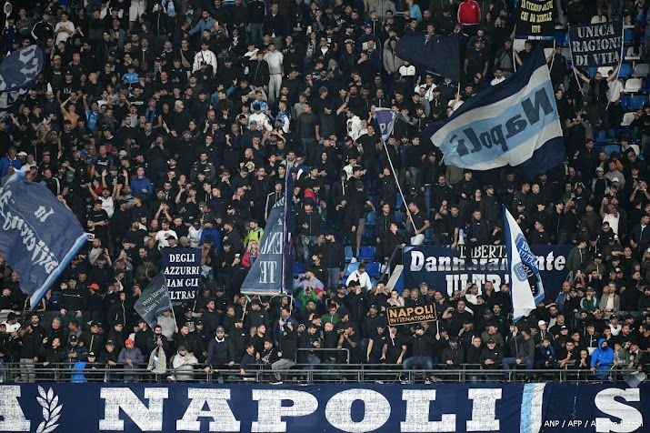Zo'n 180 supporters van Napoli in Eindhoven