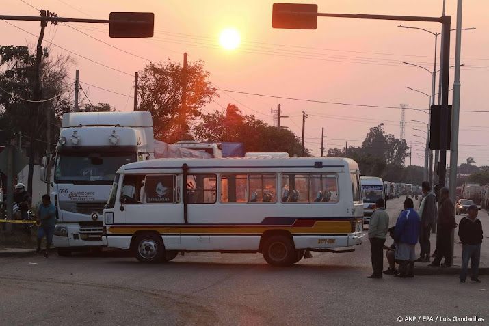 Zeker zestien doden bij busongeluk in Bolivia.