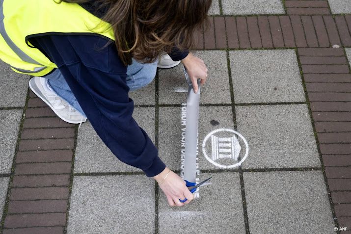 Gemeente Amsterdam haalt illegale FVD-logo's weg bij stembureaus