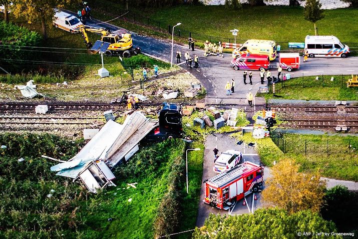 Vijf gewonden door botsing trein en vrachtwagen in Meteren.