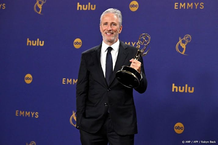 Jon Stewart blijft ook volgend jaar The Daily Show maken