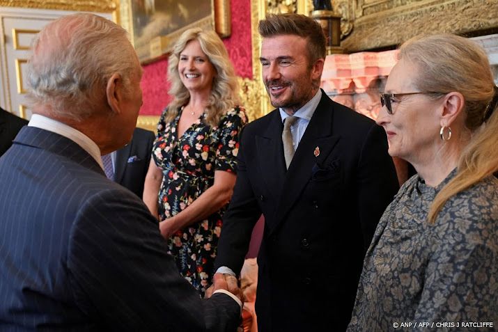Koning Charles riddert David Beckham op Windsor Castle  