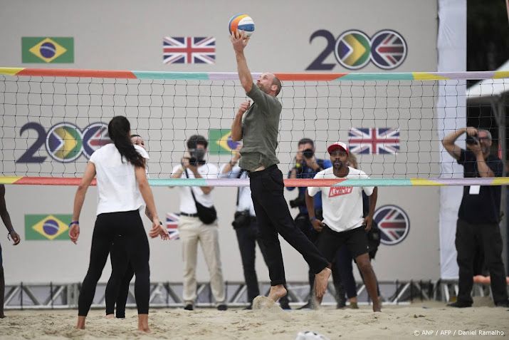 William werkt zich in het zweet op strand Copacabana