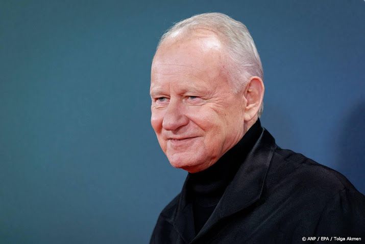 Acteur Skarsgård moest na beroerte snel leren werken met oortje