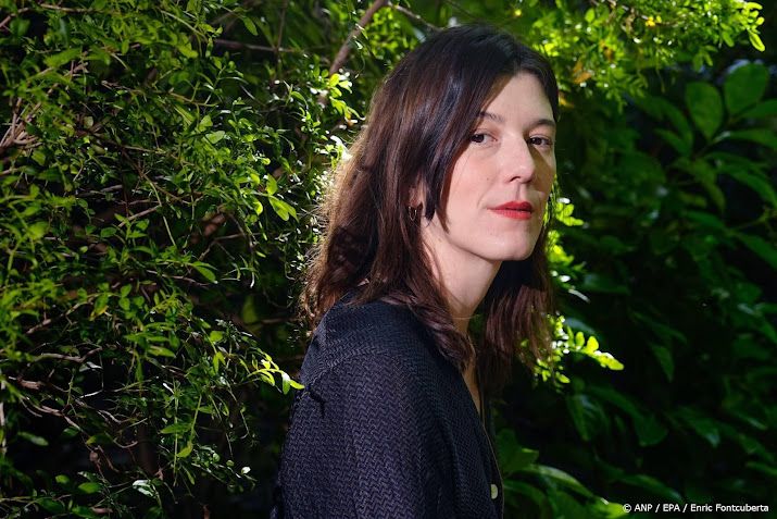 Charlotte Van den Broeck wint Boekenbon Literatuurprijs 2025