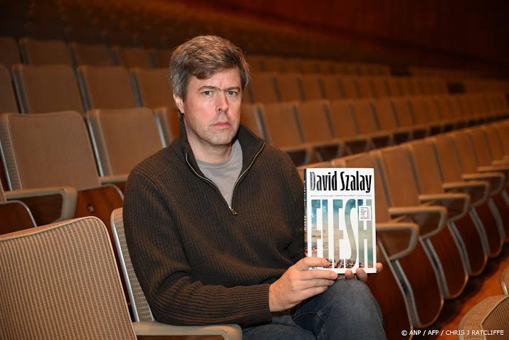 David Szalay wint Booker Prize voor zijn boek Flesh