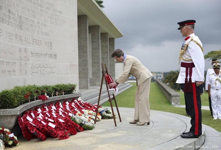 Anne herdenkt oorlogsslachtoffers na aankomst in Singapore