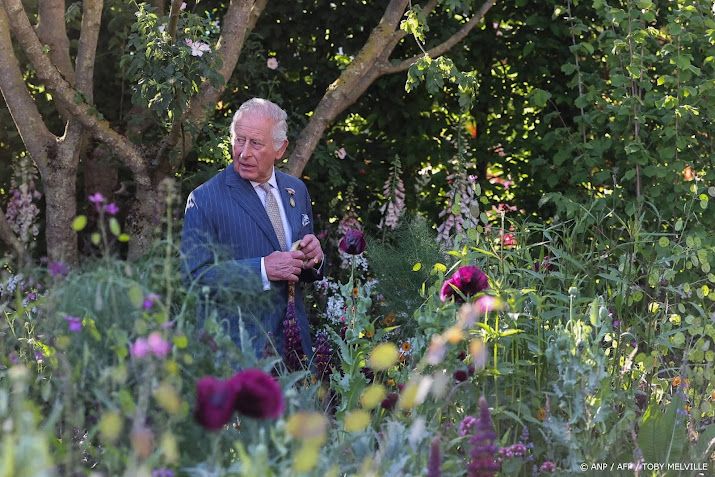 Charles poseert in tuinen landgoed Sandringham voor coverfoto
