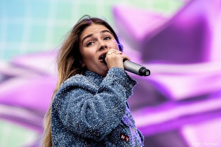 Roxy Dekker draagt nieuwe EP op aan vriendinnen