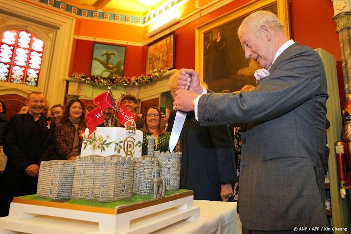 Jarige Charles getrakteerd op taart tijdens bezoek aan Wales