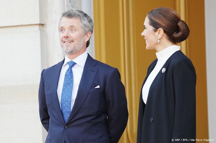 Frederik krijgt nieuwe Deense munten te zien 