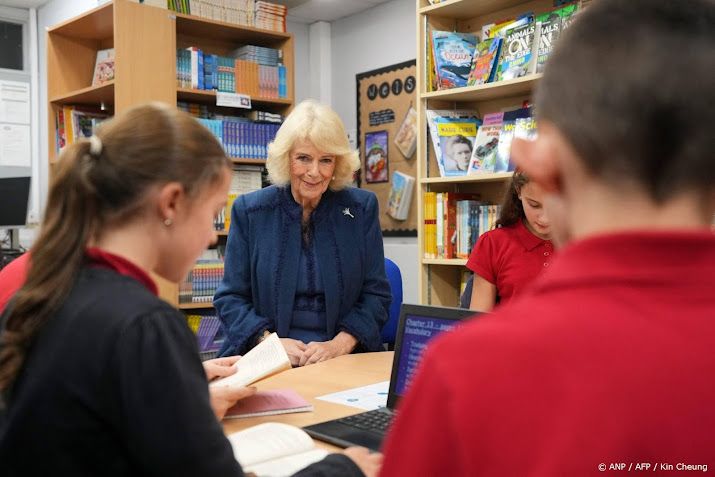 Camilla viert jaarlijkse poëziedag met leerlingen op basisschool