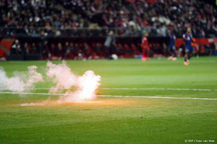 Interland Polen - Nederland onderbroken door vuurwerk op veld