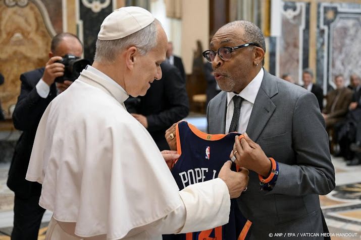 Spike Lee geeft paus Leo eigen basketbalshirt tijdens audiëntie