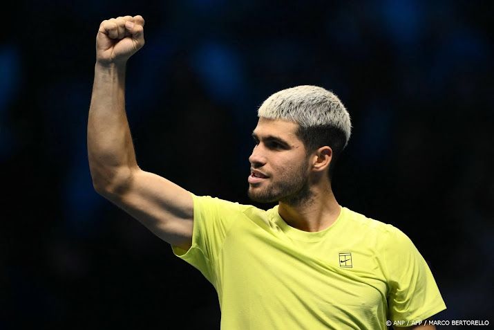 Tennisser Alcaraz voor het eerst naar eindstrijd ATP Finals