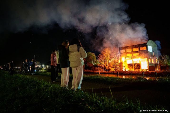 Roetdeeltjes en brandresten bij nablussen brand Middelharnis