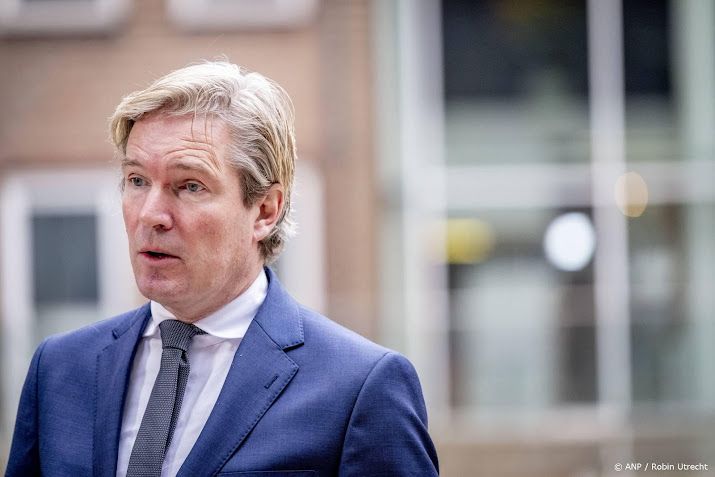 Van Oosten wil religieuze uitingen boa's bij wet verbieden