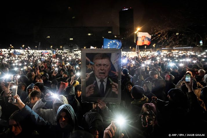 Tienduizenden Slowaken protesteren tegen premier Fico