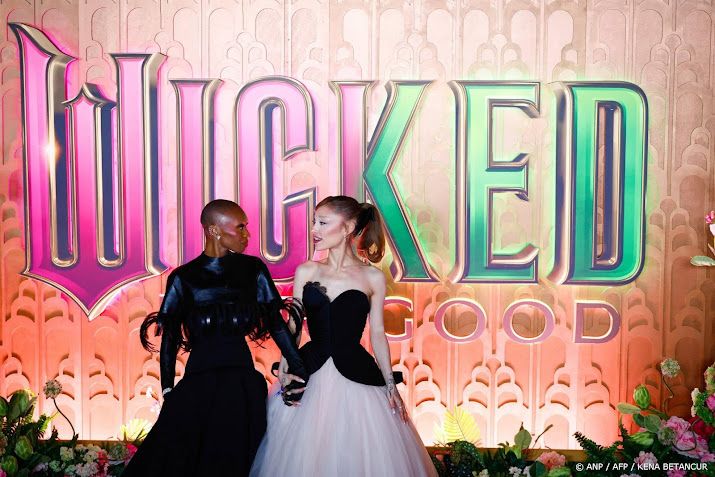 Ariana Grande helpt schorre Cynthia Erivo op rode loper