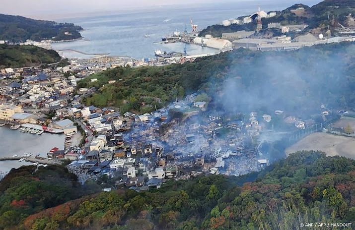 Japanse kuststad getroffen door grootste brand in decennia