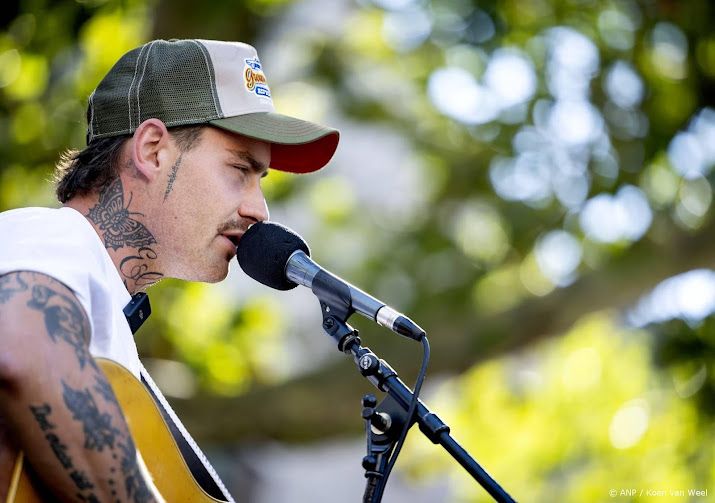 Douwe Bob deelt gedachtegoed in eerste kookboek