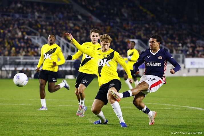 PSV wint met uitblinkende doelman Kovar van NAC Breda