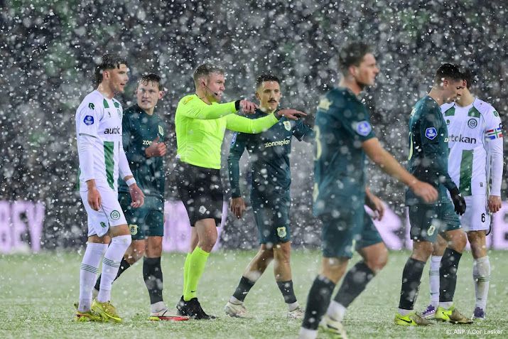 Gelijkspel Groningen en PEC Zwolle op besneeuwd veld in Euroborg