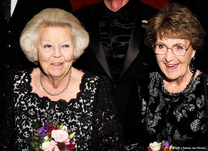 Beatrix en Margriet bezoeken Nederlands Balletgala in Amsterdam