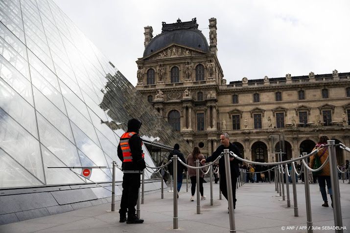 Le Parisien: vierde verdachte juwelenroof Louvre aangehouden