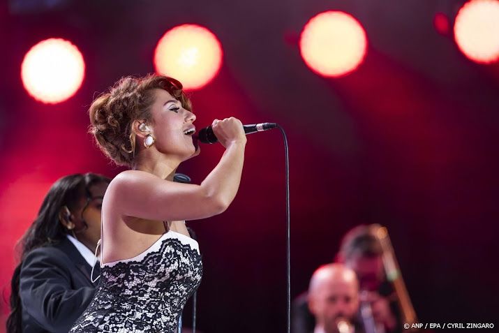 RAYE zong op bruiloft van Millie Bobby Brown