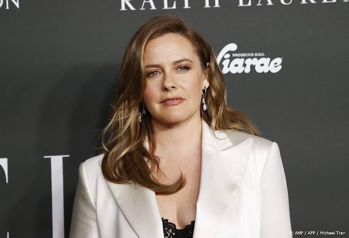 Alicia Silverstone looft beloning uit voor verdwenen giraffen