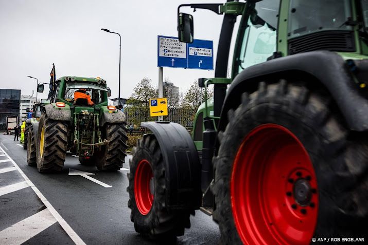 Boeren en trekkers bij provinciehuis Den Bosch