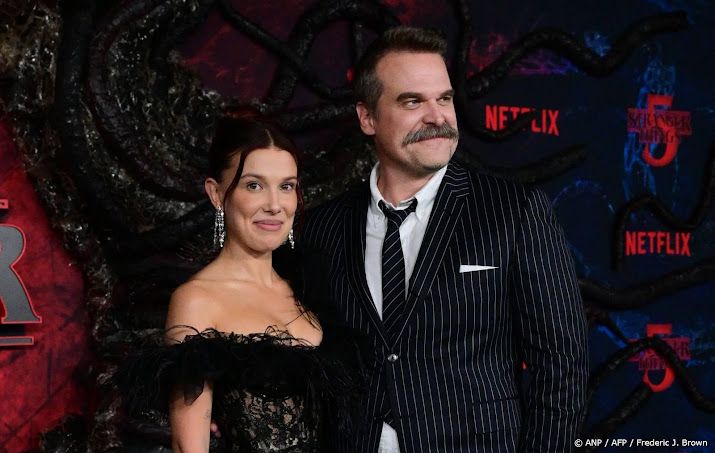 Millie Bobby Brown voelde zich veilig bij David Harbour op set  